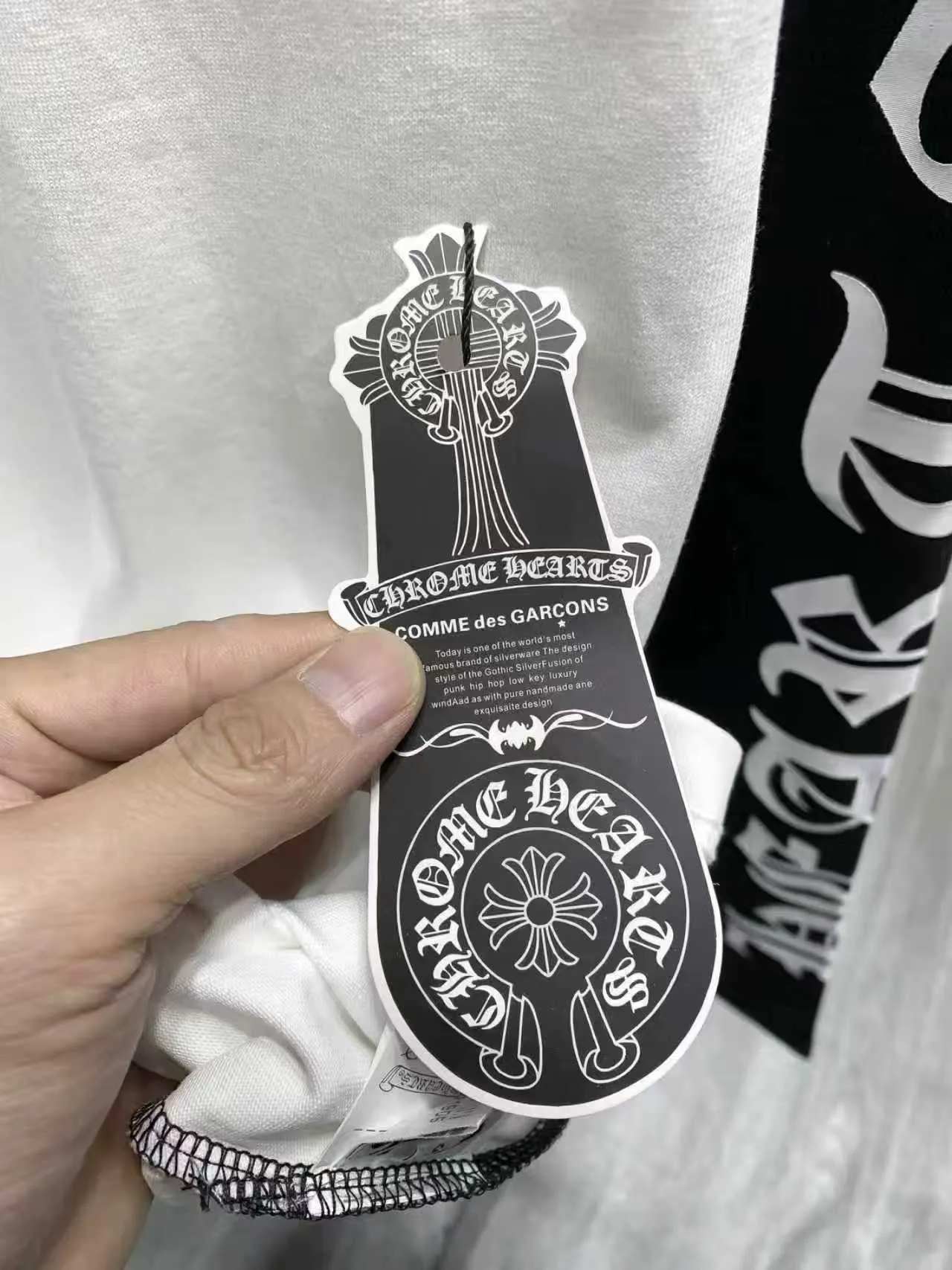 P170 Chrome Hearts 🍁Long T series🍁 Will be available at counters simultaneously in 2022❤ The fabrics have been fully upgraded! ! Crowe black and white letters large horseshoe color matching long-sleeved T. Imported environmentally friendly glue printing and dyeing replica version 1:1 high weight original fabric Color: black and white combination Size: S Length 70 Chest 105 Shoulder width 45 Sleeve length 56 M Length 72 Chest 110 Shoulder width 47 Sleeve length 58 L Length 74 Chest 115 Shoulder width 49 Sleeve length 60 XL Length 76 Bust 120, shoulder width 51, sleeve length 62